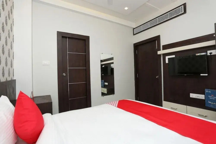 Mukesh Palace By OYO Rooms