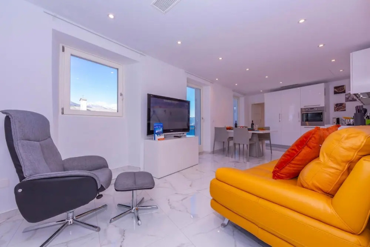 Yellow View Apartment