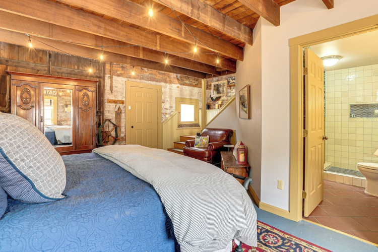 1 Block to Main St: 'second Street Carriage House'