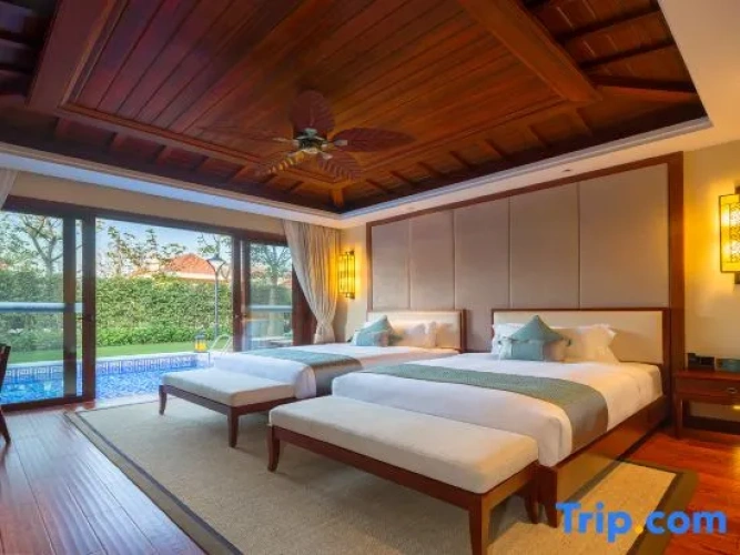 3 Bedrooms Premier Sextuple Villa