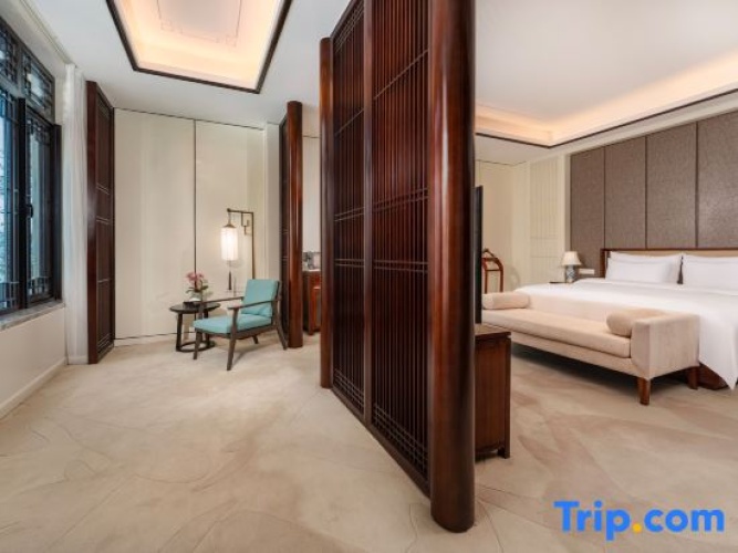 Suite with lake view