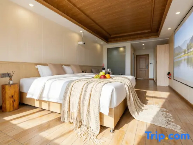 Deluxe Double room with balcony and with partial view