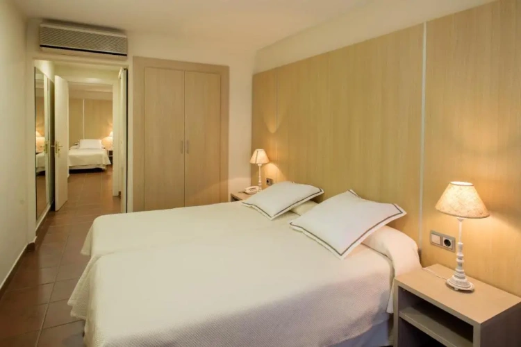 Standard Quadruple room with street view