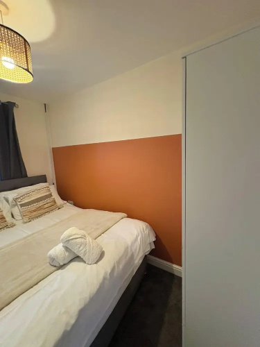 Spacious 3-bed House - Sleeps 8, Garden & Parking
