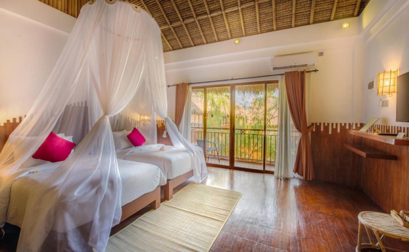 Deluxe Twin room with pool view