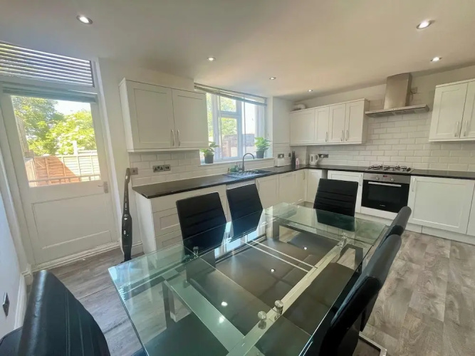 Spacious 4-bed House - Sleeps 11, Garden & Parking
