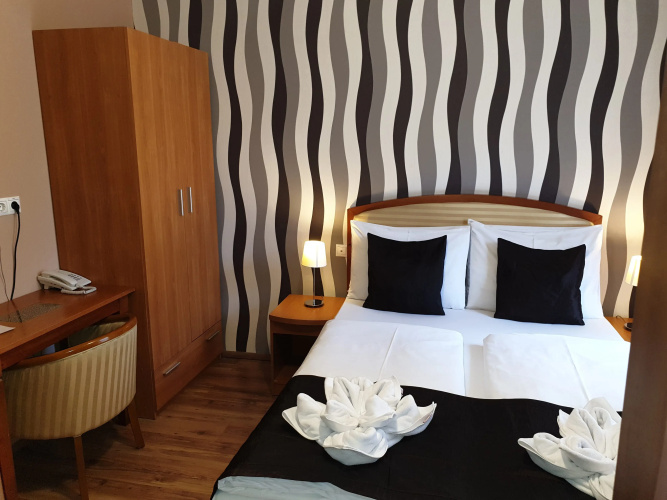 Six Inn Hotel