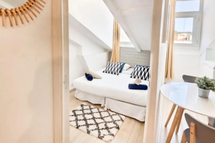 Charming 1 Bedroom Apartment Center