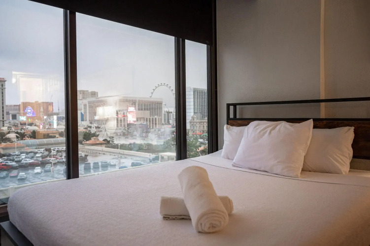 Stay together on the strip - 6 comfy beds w/view!
