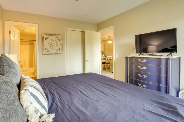 Relax Fireside! Peaceful Escape Near Branson Strip