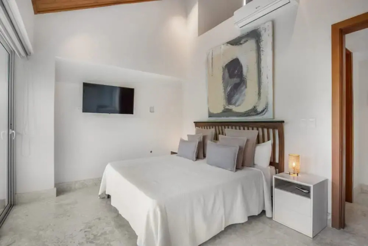 Modern Luxury 6 BR Tropical Retreat With Pool