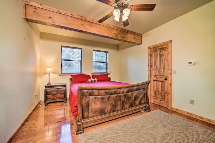 Broken Bow Cabin w/ Deck, Hot Tub & Fire Pit!