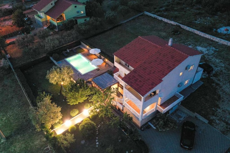4 Bedrooms Cottage