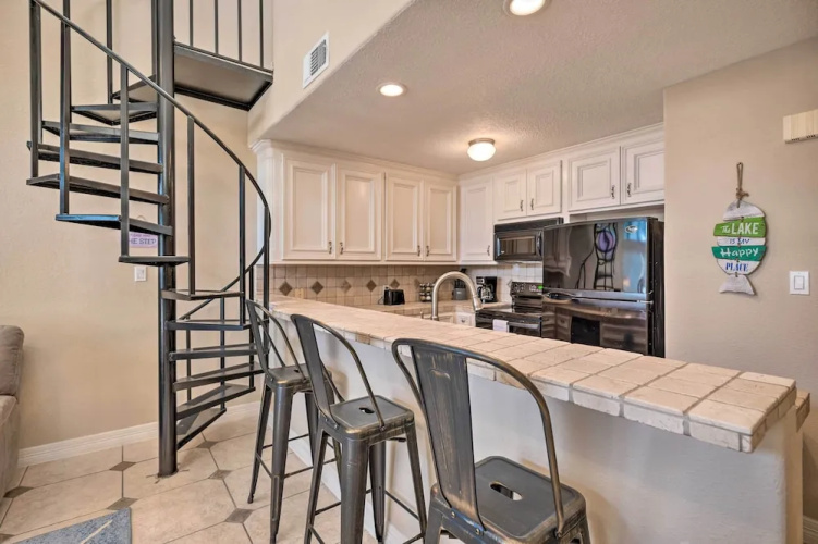 Idyllic Montgomery Condo w/ Pool & Lake View!