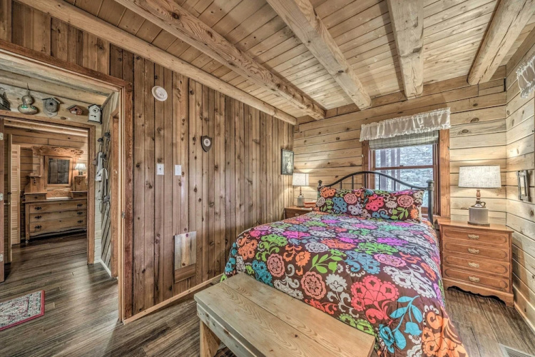 Tree-lined 'polly's Perch' w/ Mountain Views!