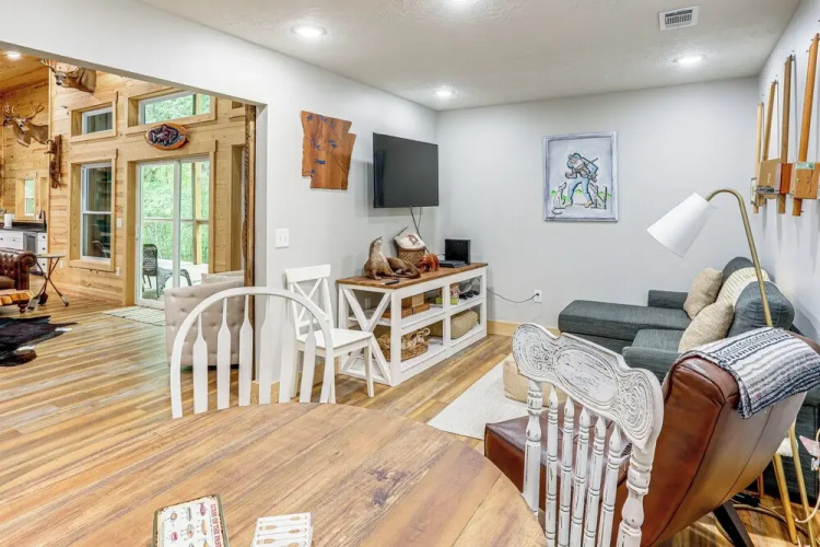 Relax on the River: Modern Mountain View Escape!