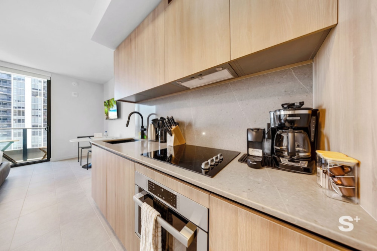 Cozy & Spacious Studio - City Views