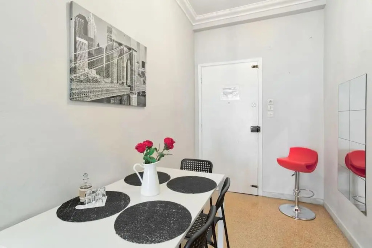 2BDR OlympianZeus Apt with Netflix