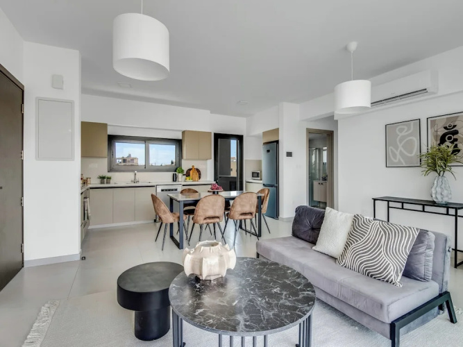 Sanders Elgio - Cute 2-bdr Apt With Balcony
