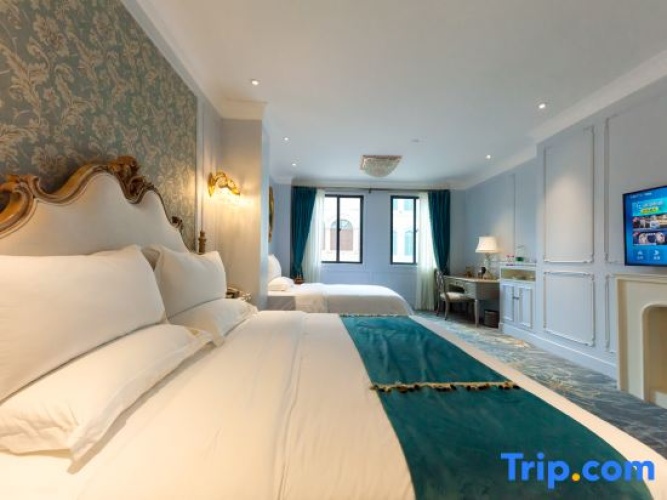 Deluxe Double room with street view