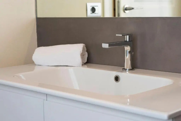 ALTIDO Stylish Apt for 4, close to Como Centre