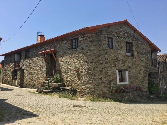 5 Bedrooms Cottage