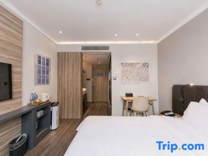 Standard Twin room with street view