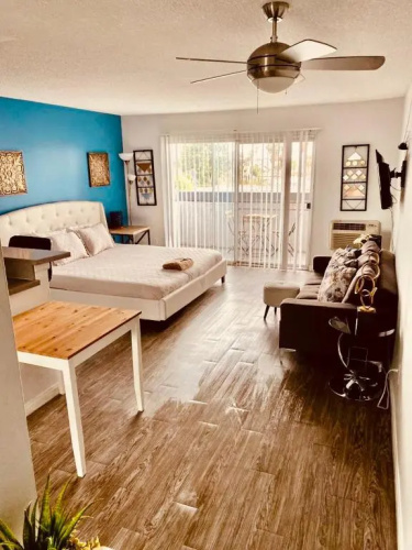 Hollywood Studio with Pool and Balcony