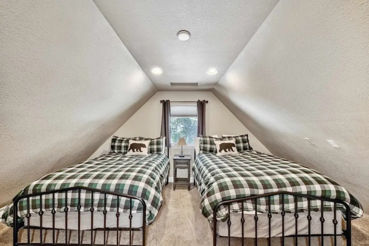 Dancing Bear Cabin Pet Friendly, Sleeps 4, Totally Cute!
