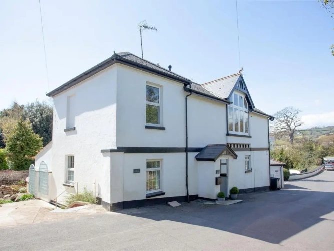 4 Bedrooms Cottage