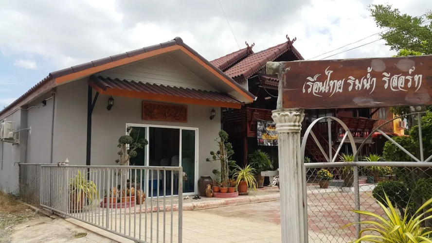 Ruenthai Rimnam Resort Suratthani