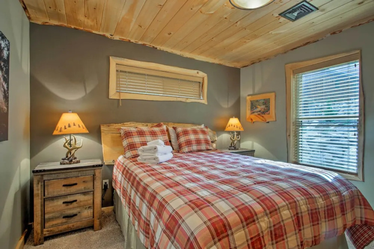 Timber Home: Walk to Slopes & N Conway Shops!