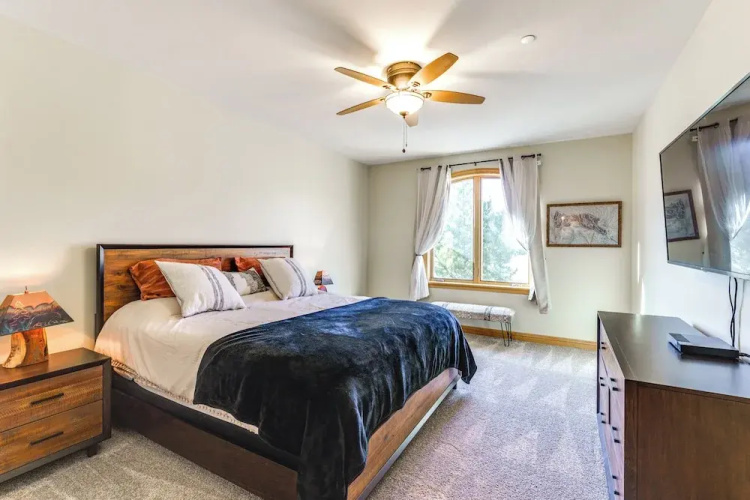 2 Mi to Angel Fire Resort: Mtn-view Condo!