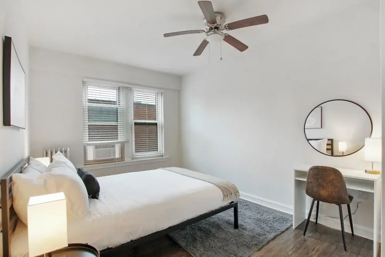 Sleek 2BR - Hyde Park 405