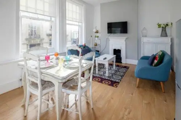 Bright & stylish 2 bed 1st floor apartment