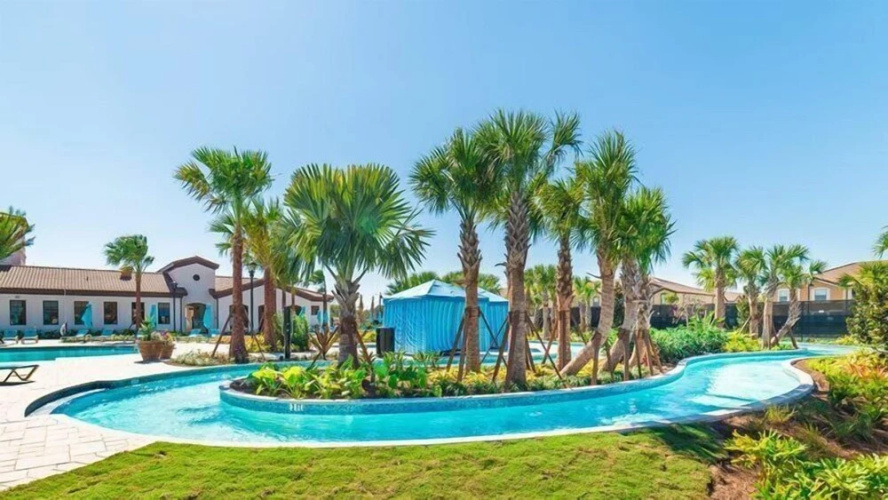 Beautiful 6 bedroom 4.5 Bathroom Pool Home in Windsor at Westside