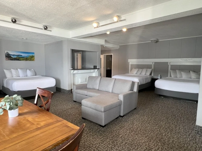 Sextuple Family Suite with lake view