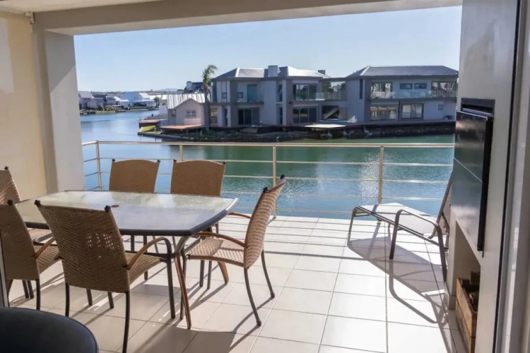 Water Views Apartment