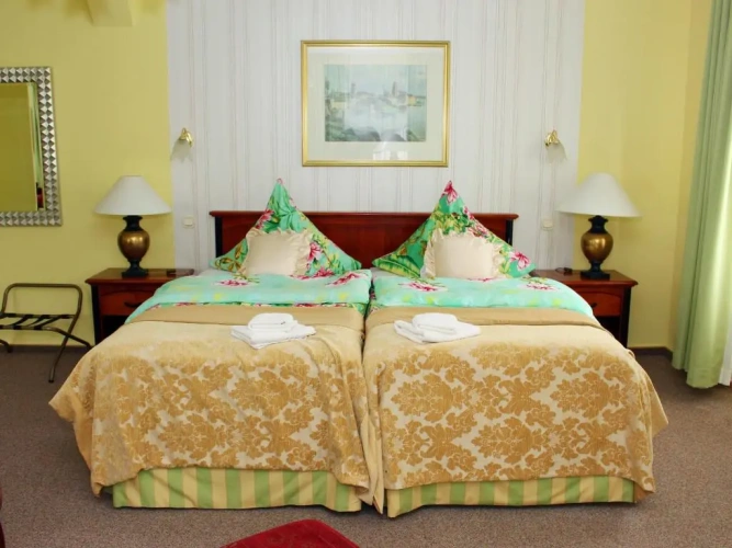 Standard Triple room
