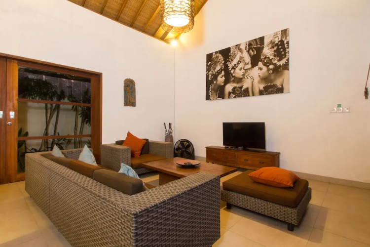 Echo Beach Villa & Apartment