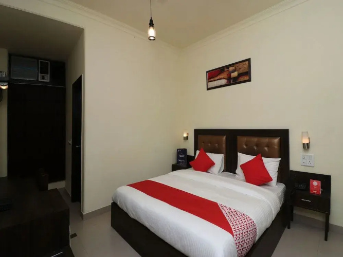 OYO 389 Hotel Applee Inn
