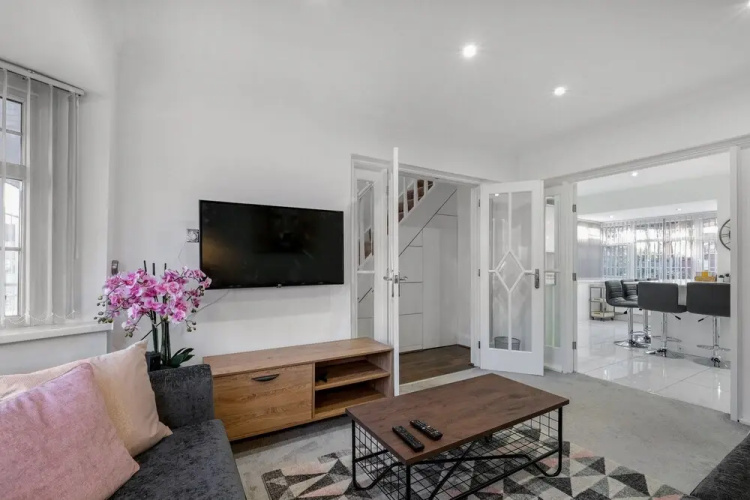 Delightful House 4 bed 2 bath  - Parking