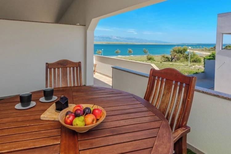 Apartment with balcony and with sea view