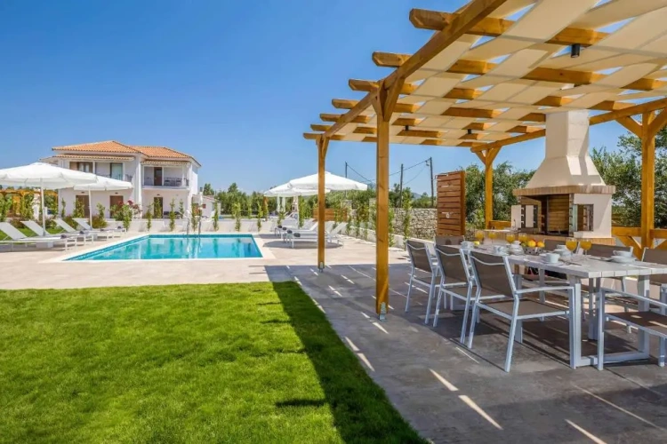 4 Bedrooms Villa