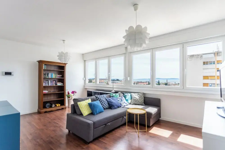 Comfortable apartment with great city and sea view