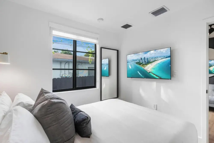Lux Retreat By Renzzi