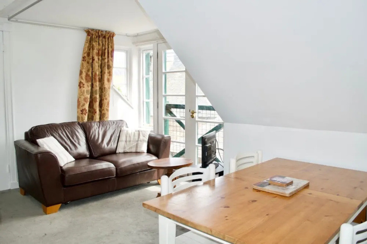 Central 2 Bedroom Flat With Great Views