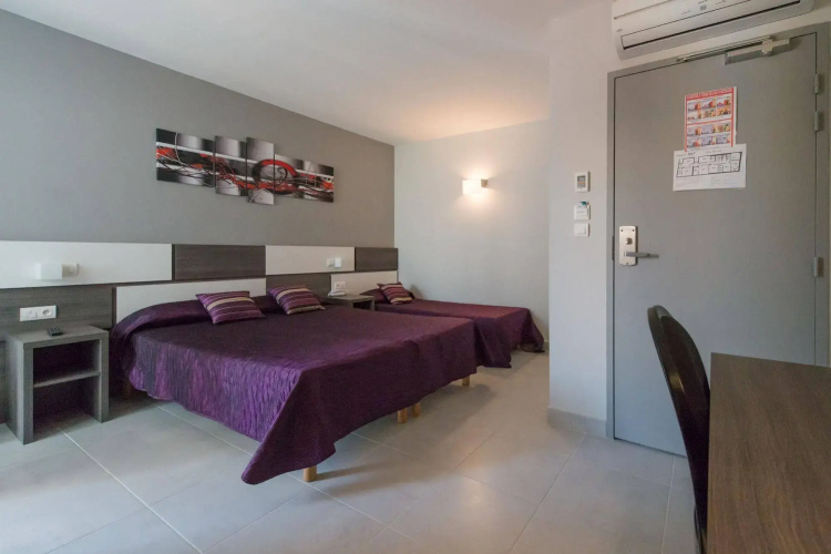 Hôtel Holidays & Work