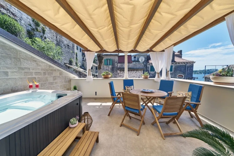 Deluxe Apartment with balcony and with sea view