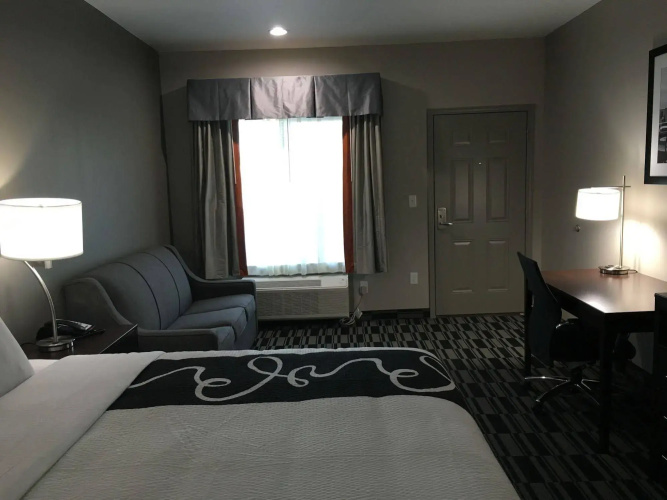 Catoosa Inn & Suites